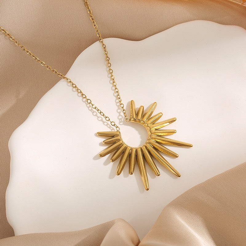 14K Gold Light-Chasing Flower Necklace