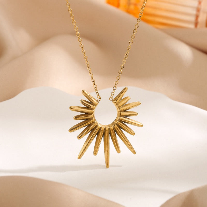 14K Gold Light-Chasing Flower Necklace