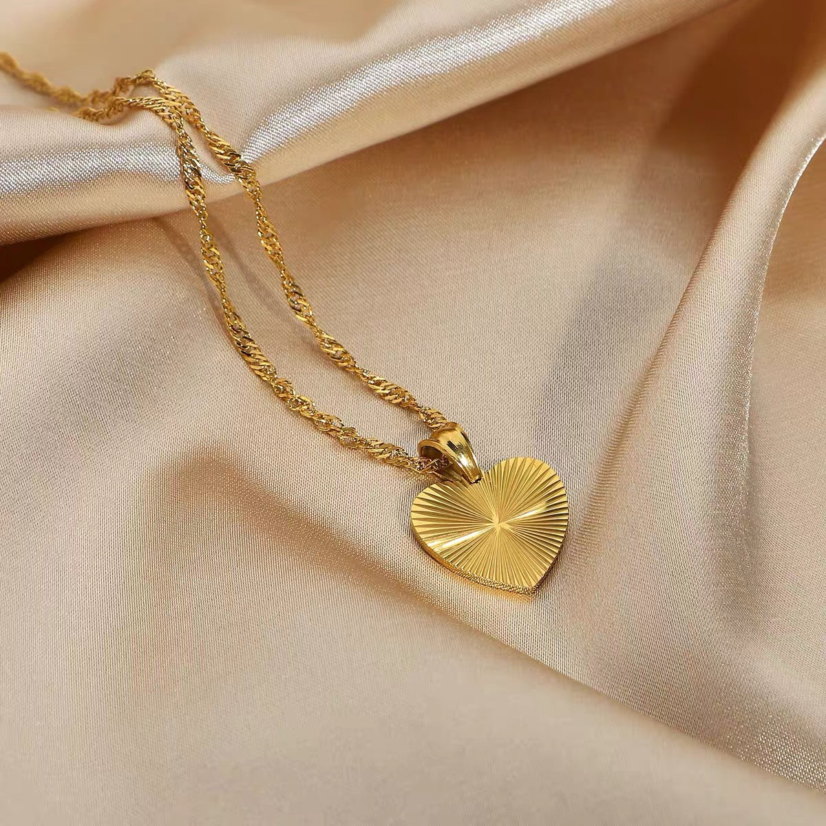 14K Gold Minimalist Heart Necklace