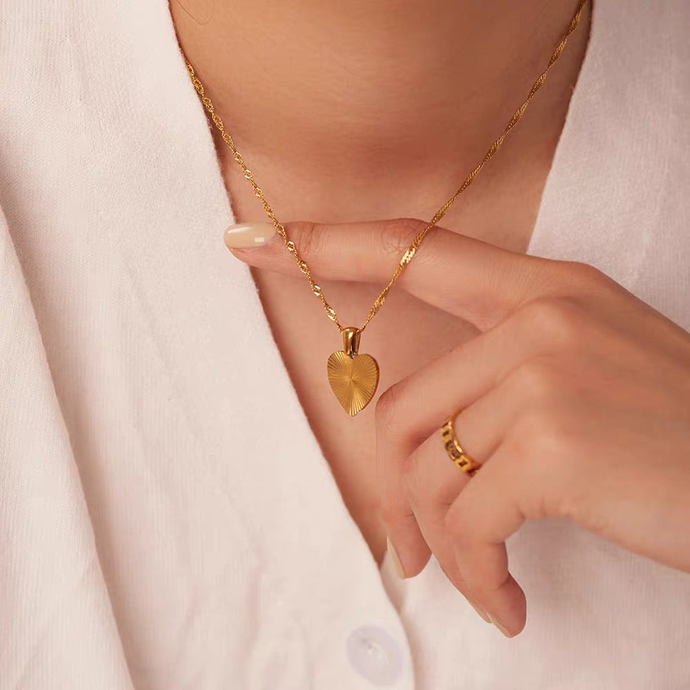 14K Gold Minimalist Heart Necklace