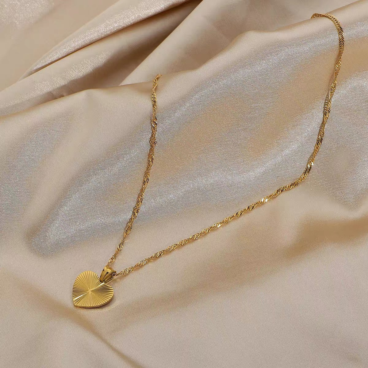 14K Gold Minimalist Heart Necklace