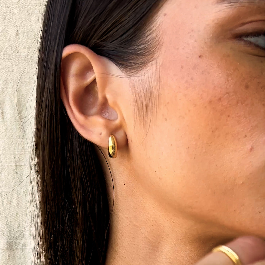 Dome Huggie Earrings - Caja
